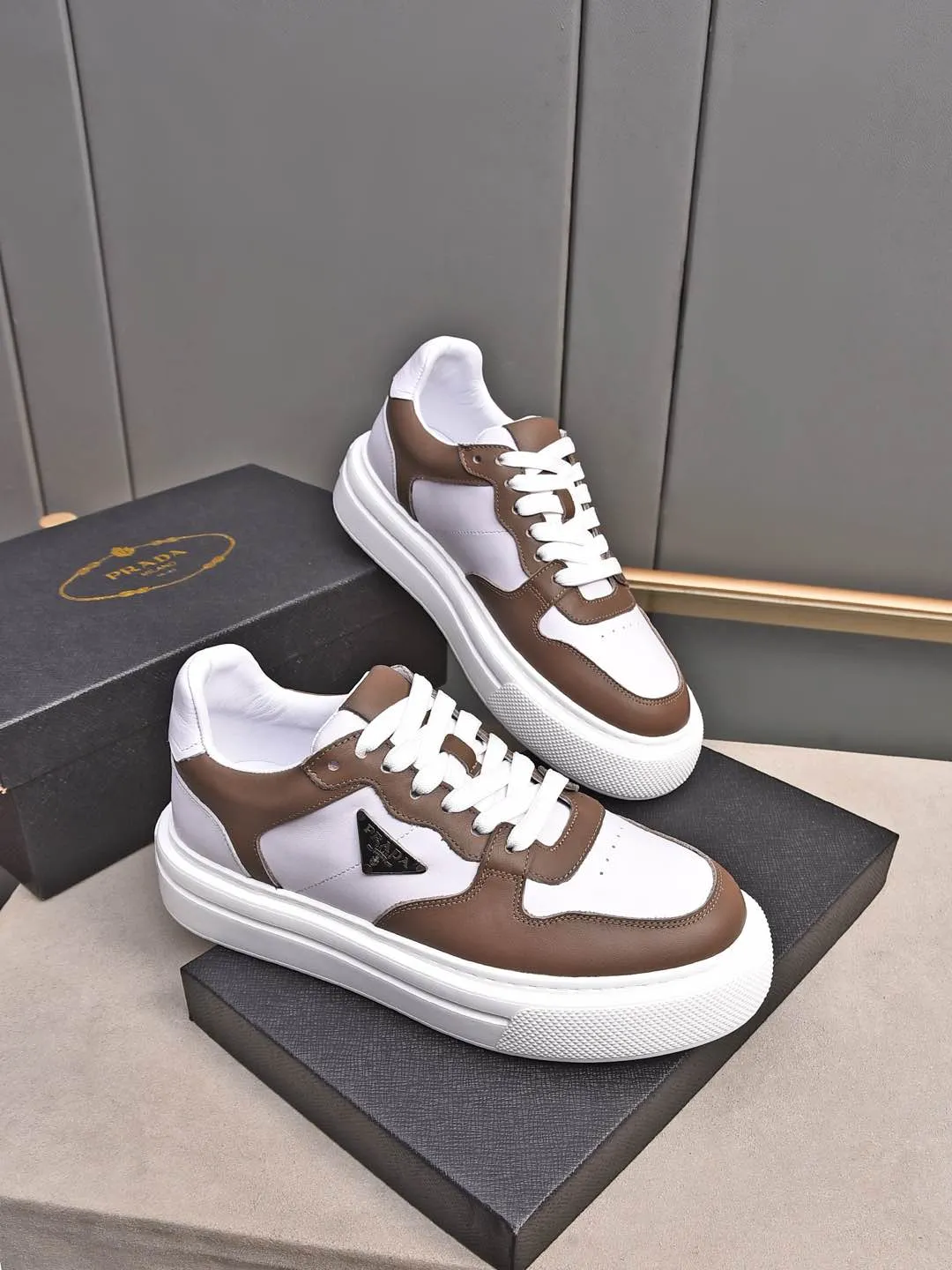 Men's shoes 💰500 Prada/Prada Men's new casual shoes, this upper is made of imported calfskin. The outside is decorated with the P family's classic metal triangle enamel logo, with cowhide lining and cowhide for the foot pads. The outsole is made of non-slip sports exclusive rubber outsole with logo, which feels good on the feet. It is a fashionable and fashionable item!  Size: 38-44 (45 customized)